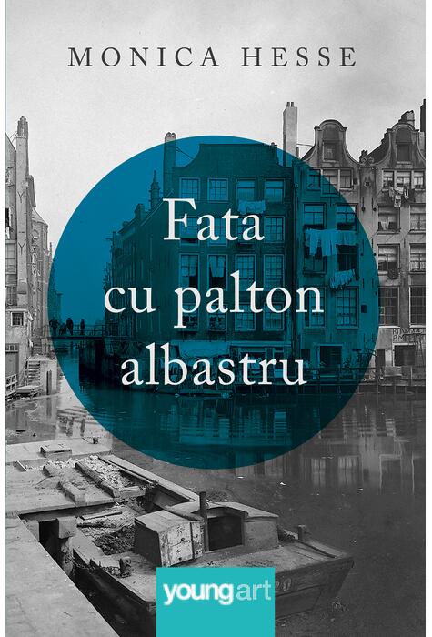 Fata cu palton albastru